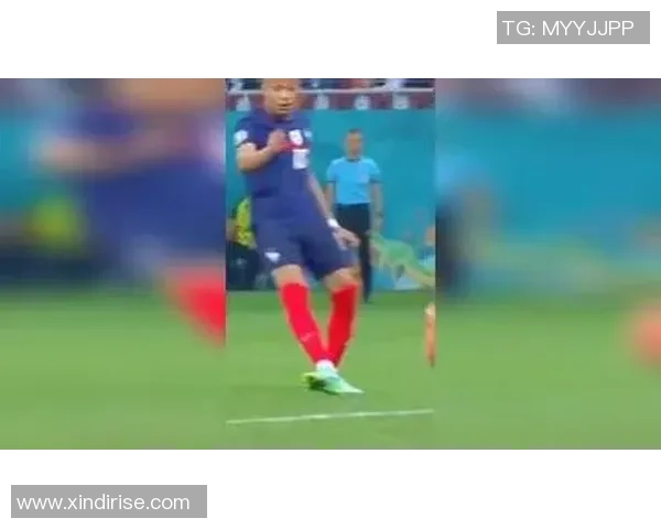 魅力四射的足球明星展现高级帅气风范与运动魅力